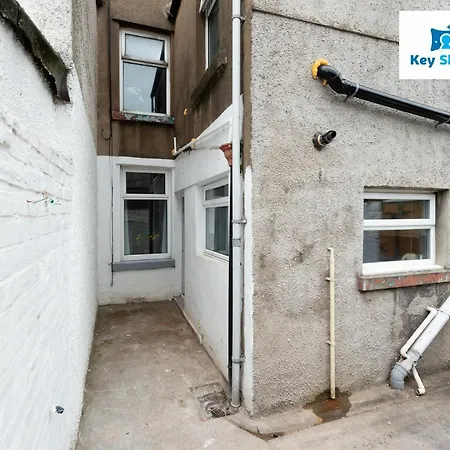 Keysleeps Coastal Retreat: Four-bedroom Workington Getaway Apartment Siddick