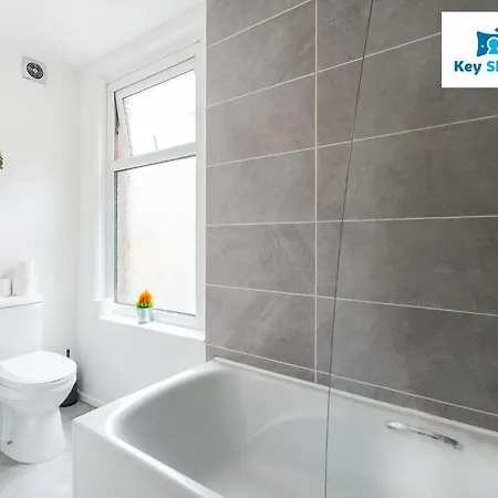 Keysleeps Coastal Retreat: Four-bedroom Workington Getaway Apartment *