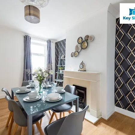 New Four Bedroom House By Keysleeps Short Lets Workington Contractor Leisure Location District Daire Siddick